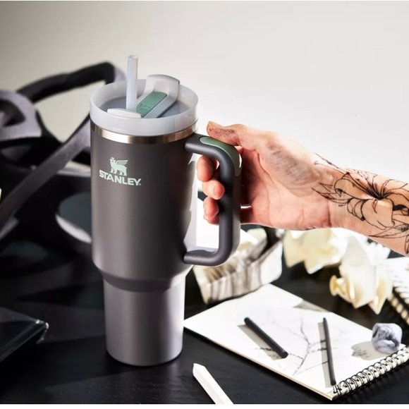🎉LAST PIECE🎉 Stanley 40 oz. Quencher H2.0 FlowState Tumbler Charcoal - Picture 3 of 8